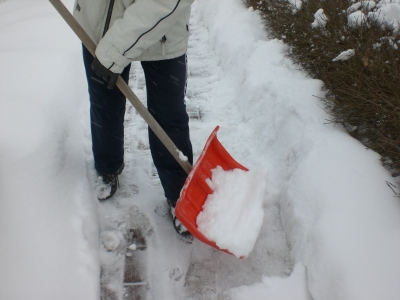 Schneeräumen auf Gehweg