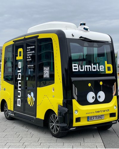 Shuttle-Bus BumbleB auf dem Freigelände der Landesmesse während der i-Mobility im April 2026 Shuttle-Bus BumbleB
