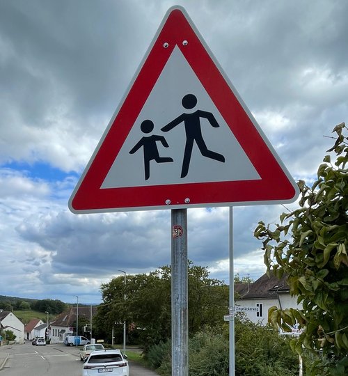 Verkehrszeichen "Achtung Kinder"
