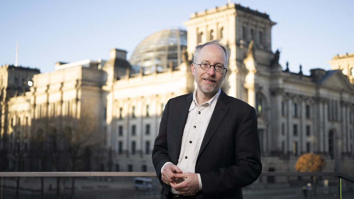 Matthias Gastel vor dem Bundestag