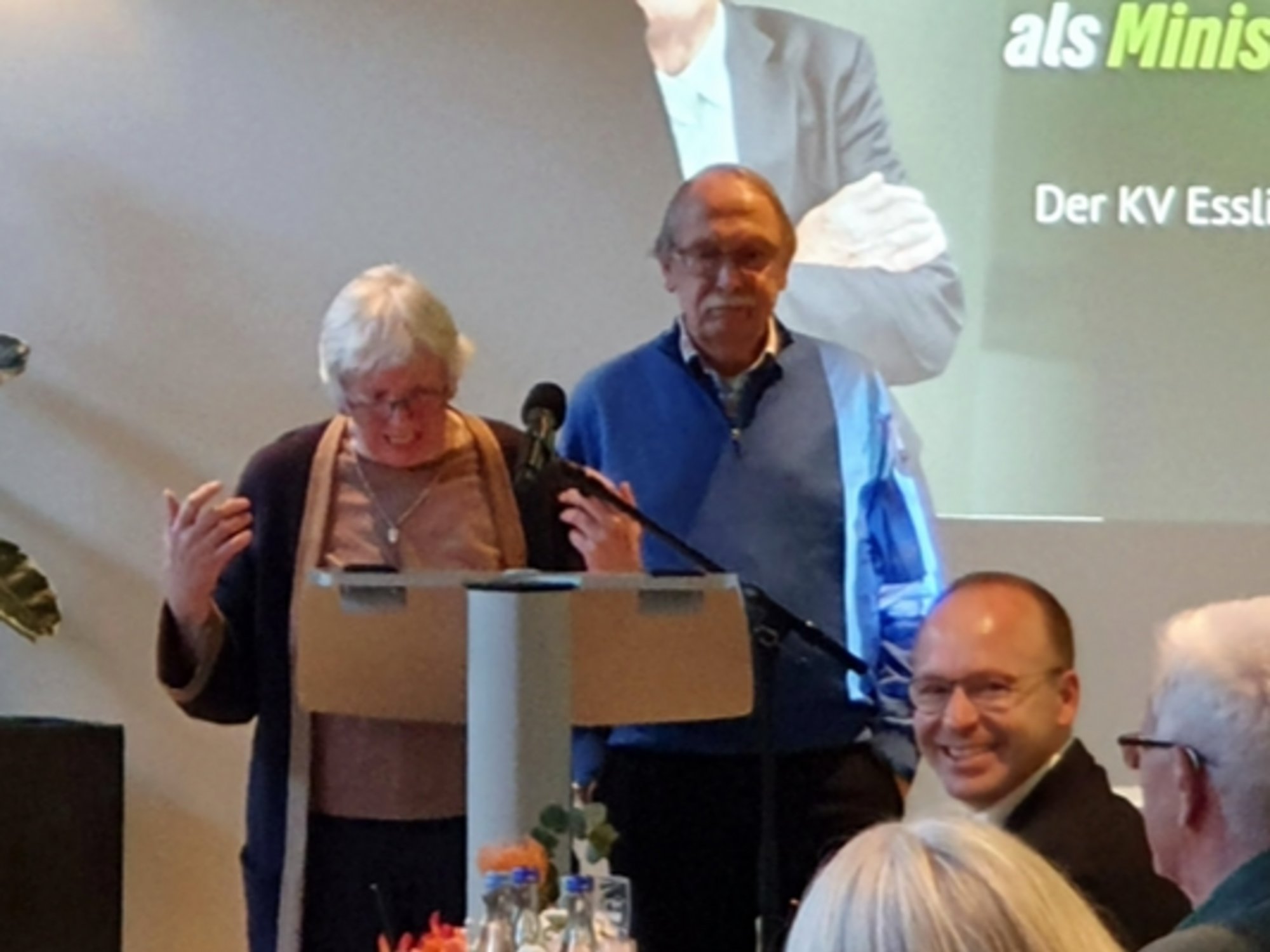 Ingrid Grischtschenko und Uwe Janssen danken im Namen des Stadtverbands LE