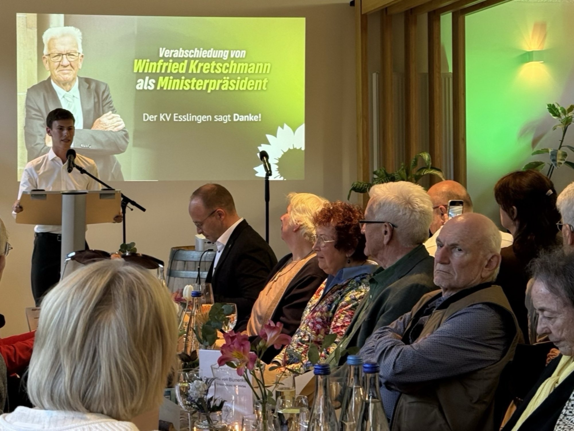 Simon Hauser begrüßt die Teilnehmenden beim Abschied von Winfried Kretschmann