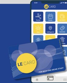 LE Card vor einem Mobiltelefon mit der passenden App