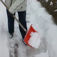 Schneeräumen auf Gehweg