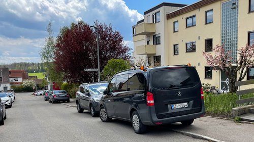 Immer wieder: Gehwegparken in der Fontanestraße in Musberg