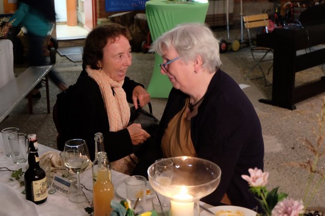 Stadt- und Regionalrätin Ingrid Grischtschenko im Gespräch mit der langjährigen Weggefährtin und Bundestagsabgeordneten Uschi Eid