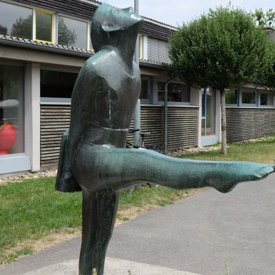 Hans-guck-in-die-Luft Skulptur vor der Eichbergschule Hans-guck-in-die-Luft Skulptur vor der Eichbergschule