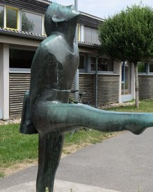 Hans-guck-in-die-Luft Skulptur vor der Eichbergschule
