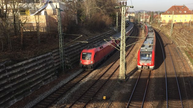 S-Bahn und IC auf der Gäubahn in Vaihingen (Foto: Janssen)